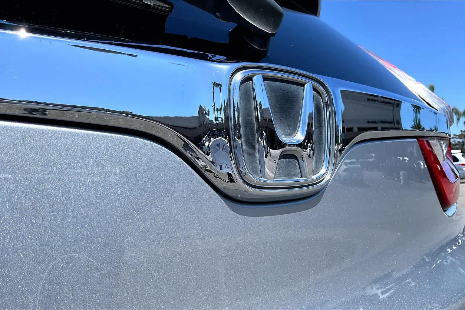 Used 2018 Lunar Silver Metallic Honda Touring image 29