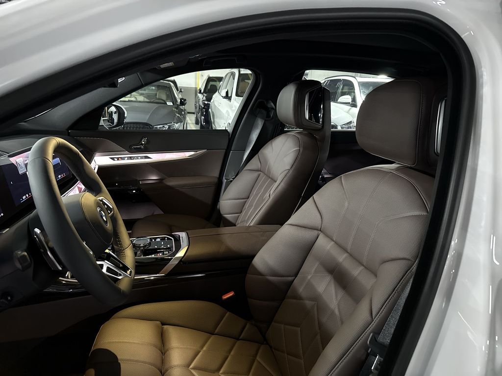 New 2026 Alpine White BMW 750e xDrive image 11