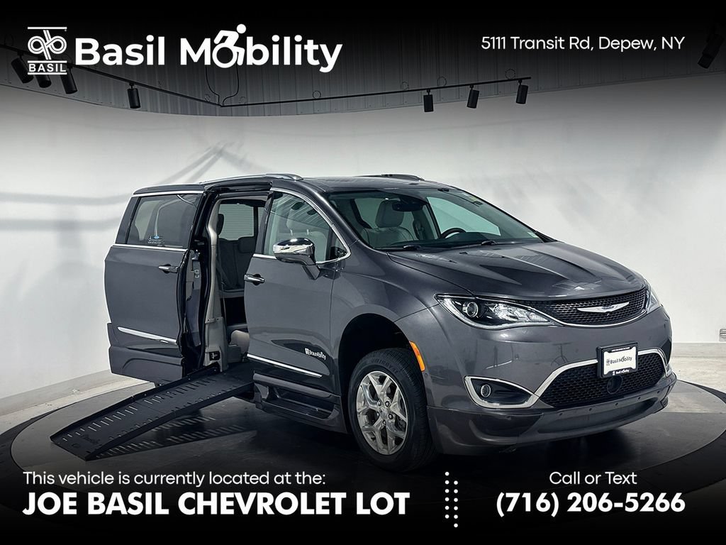 2017 Chrysler Pacifica Limited's photo