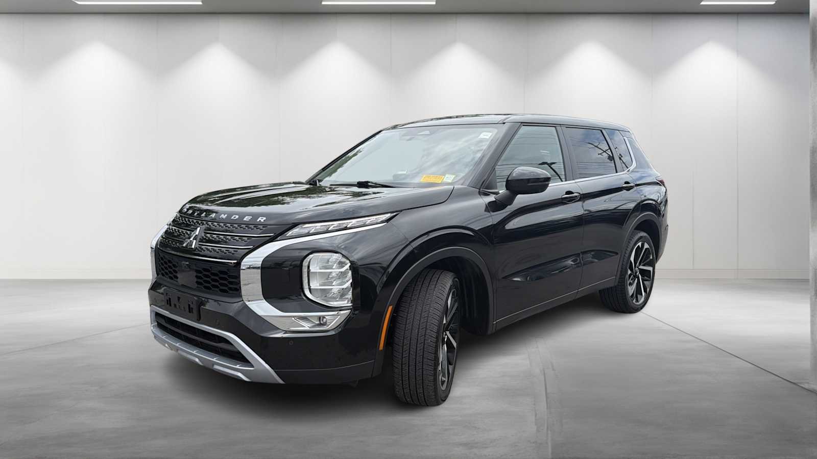 Used 2024 Black Diamond Mitsubishi SE image 3