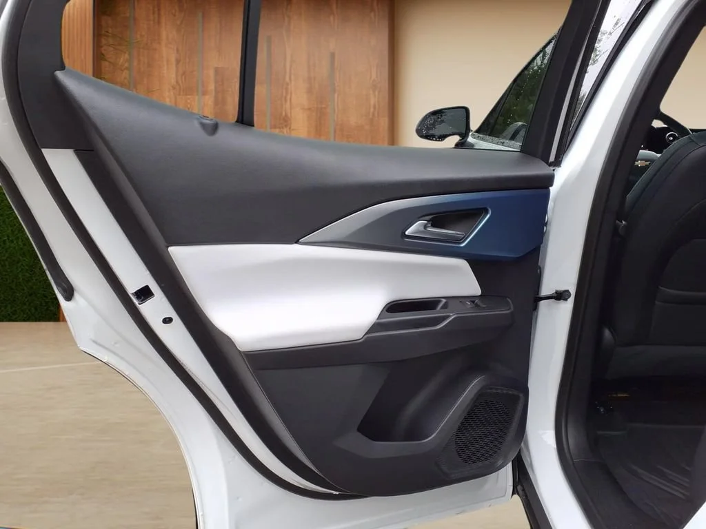 Used 2025 Summit White Chevrolet LT image 25