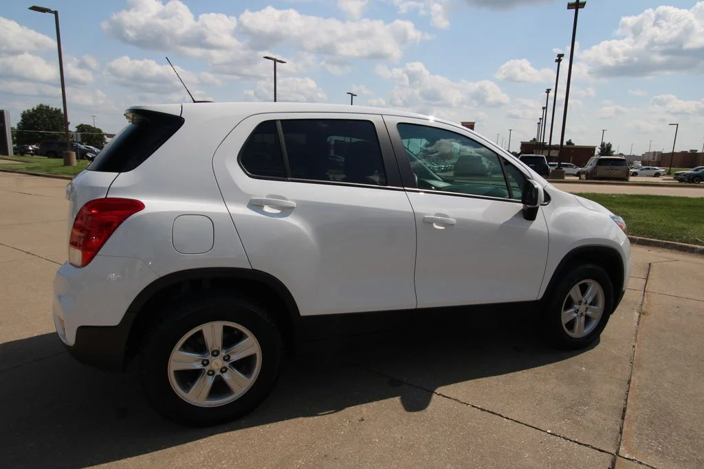 Used 2022 White Chevrolet LS image 5