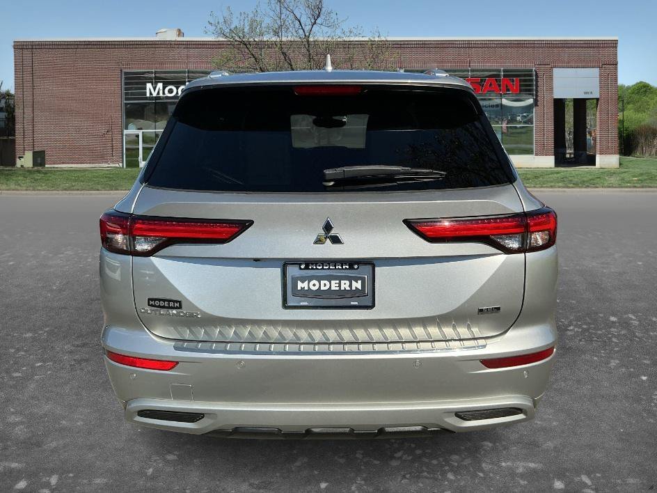 Used 2022 Silver Mitsubishi SEL image 3