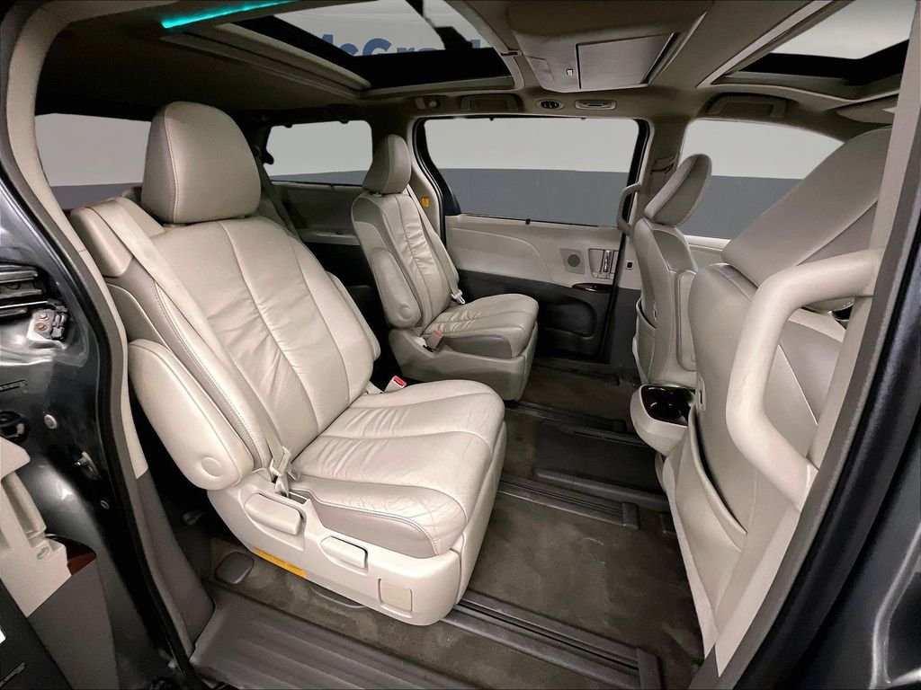 Used 2011 Green Toyota Limited image 31