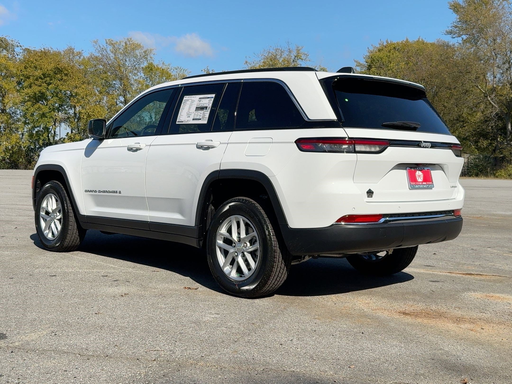2025 Jeep Grand Cherokee Laredo photo 2