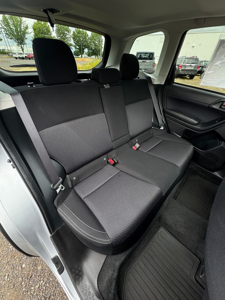 Used 2018 Ice Silver Metallic Subaru 2.5i Premium image 24