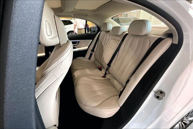 New 2026 MANUFAKTUR Moonlight White Metallic Mercedes-Benz E 450 image 35