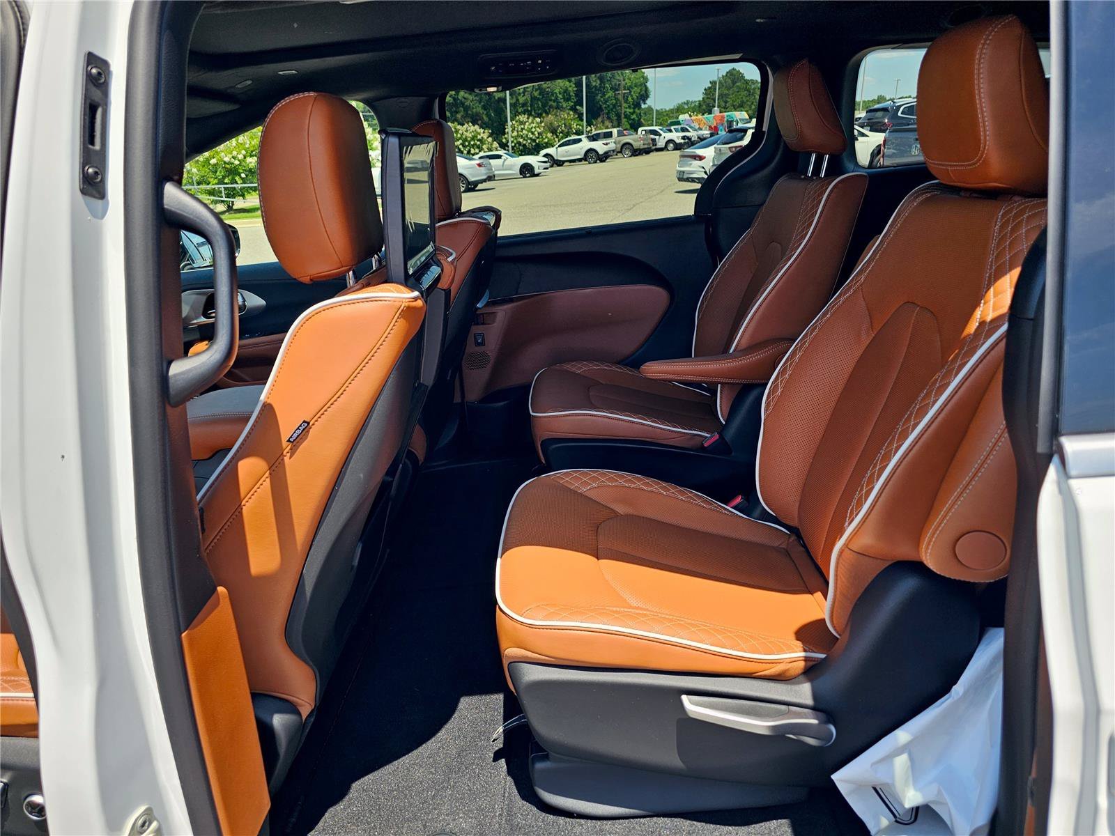 New 2026 Bright White Clearcoat Chrysler Pinnacle image 35