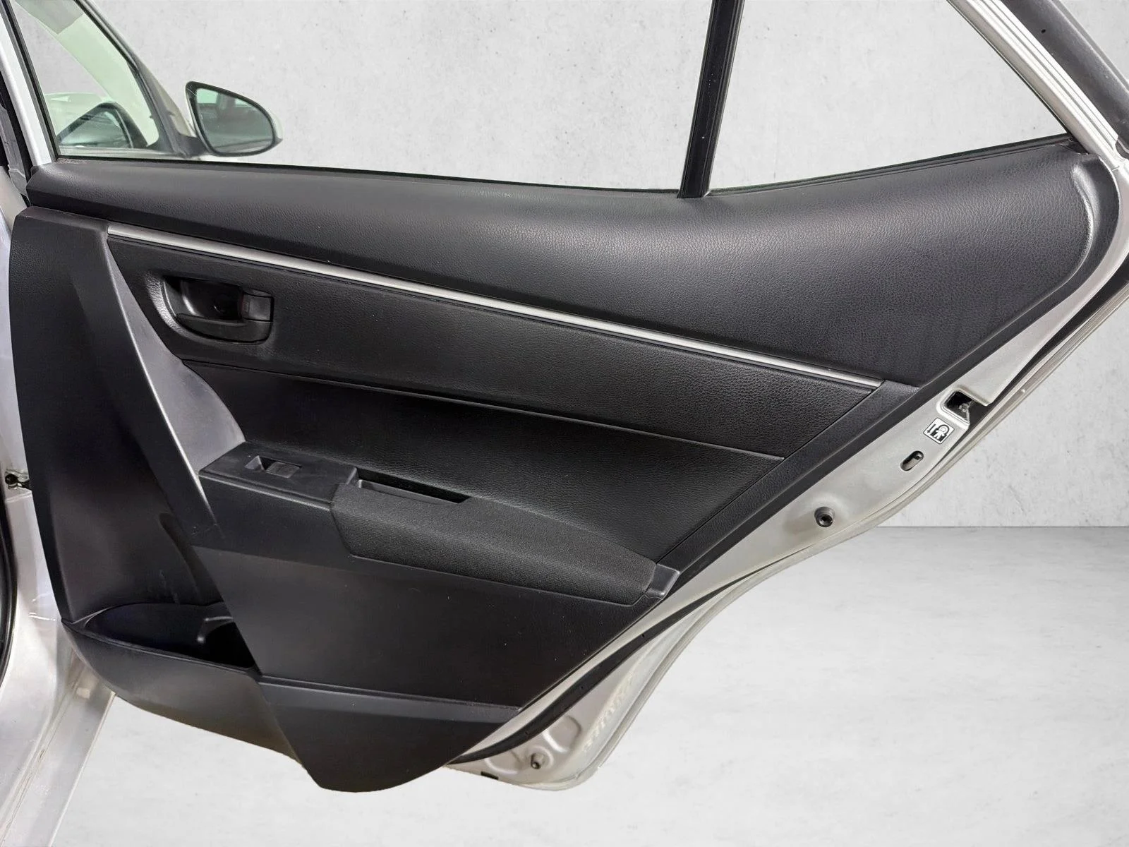 Used 2016 White Toyota L image 16