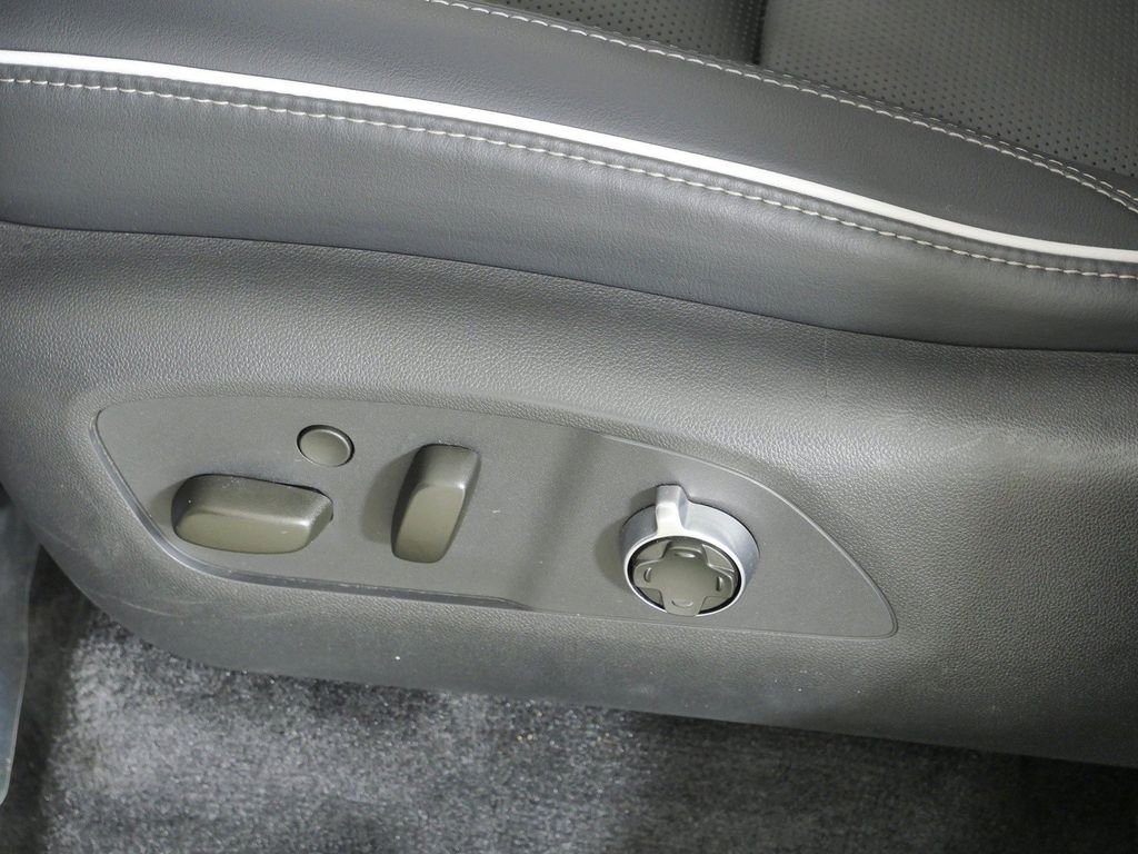 Used 2025 White Buick Avenir image 39