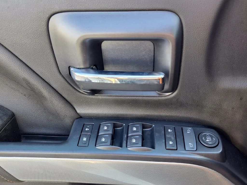 Used 2018 SUMMIT WHITE Chevrolet LT image 30