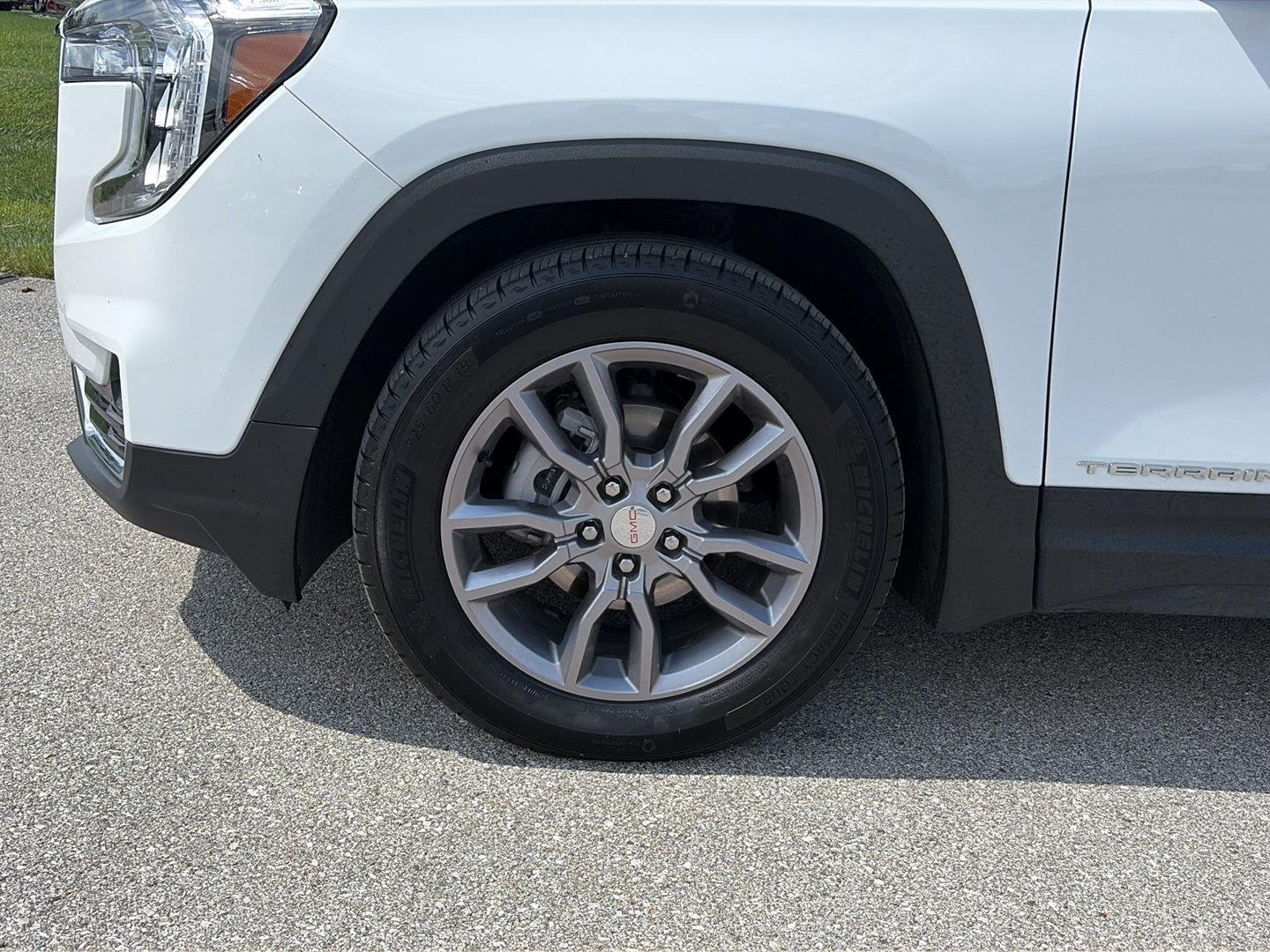 Used 2022 SUMMIT WHITE GMC SLT image 9
