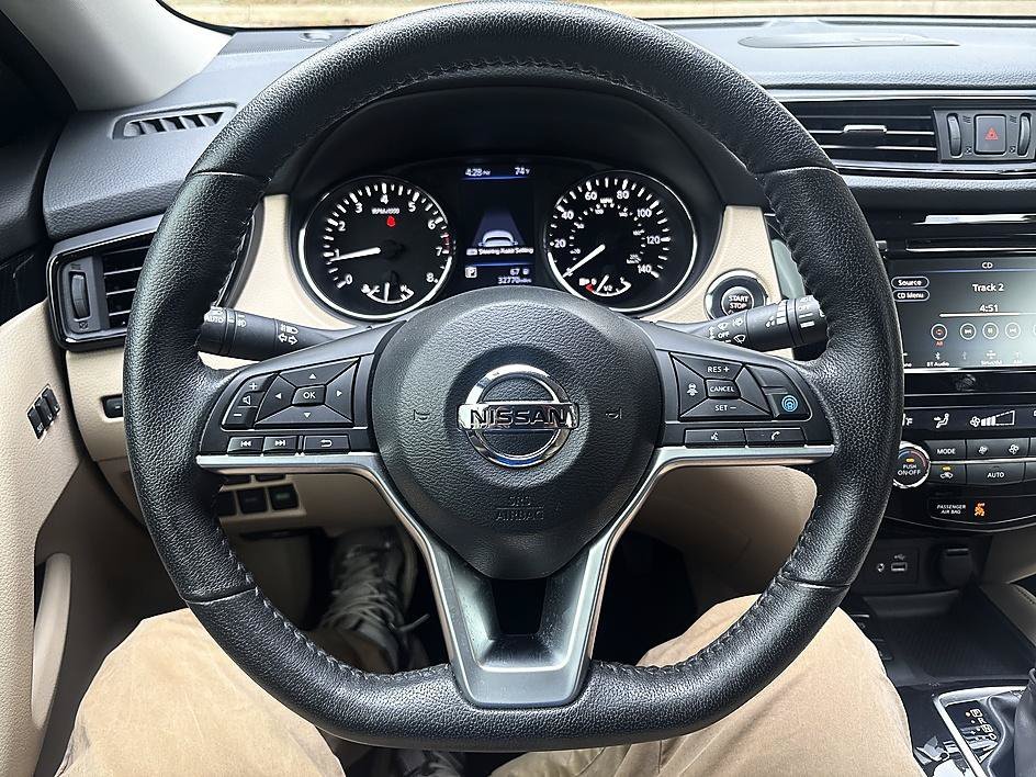 Used 2020 Pearl White Tricoat Nissan SL image 13
