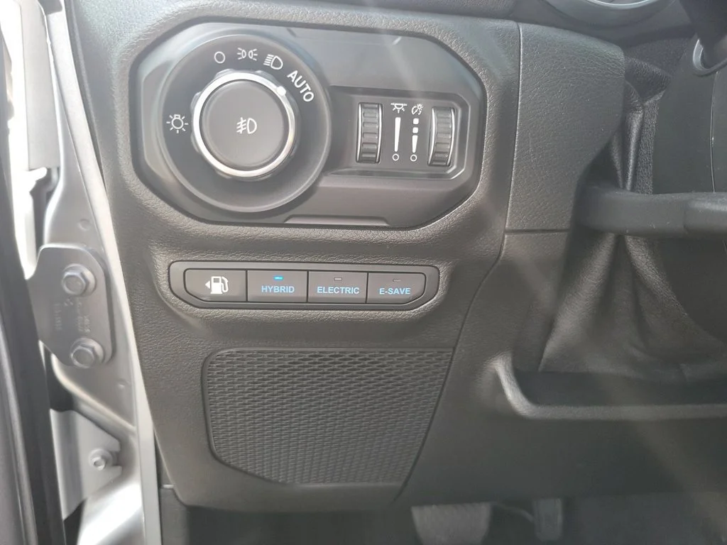 Used 2021 Silver Jeep Unlimited Sahara 4x4 image 18