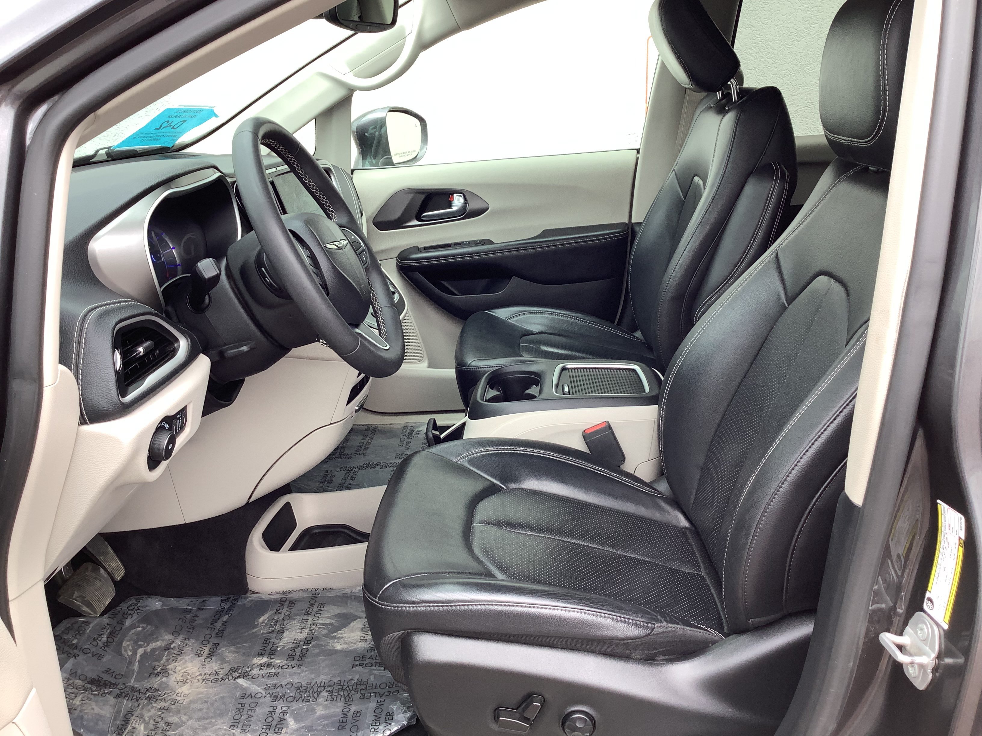 Used 2022 Gray Chrysler Touring L image 10