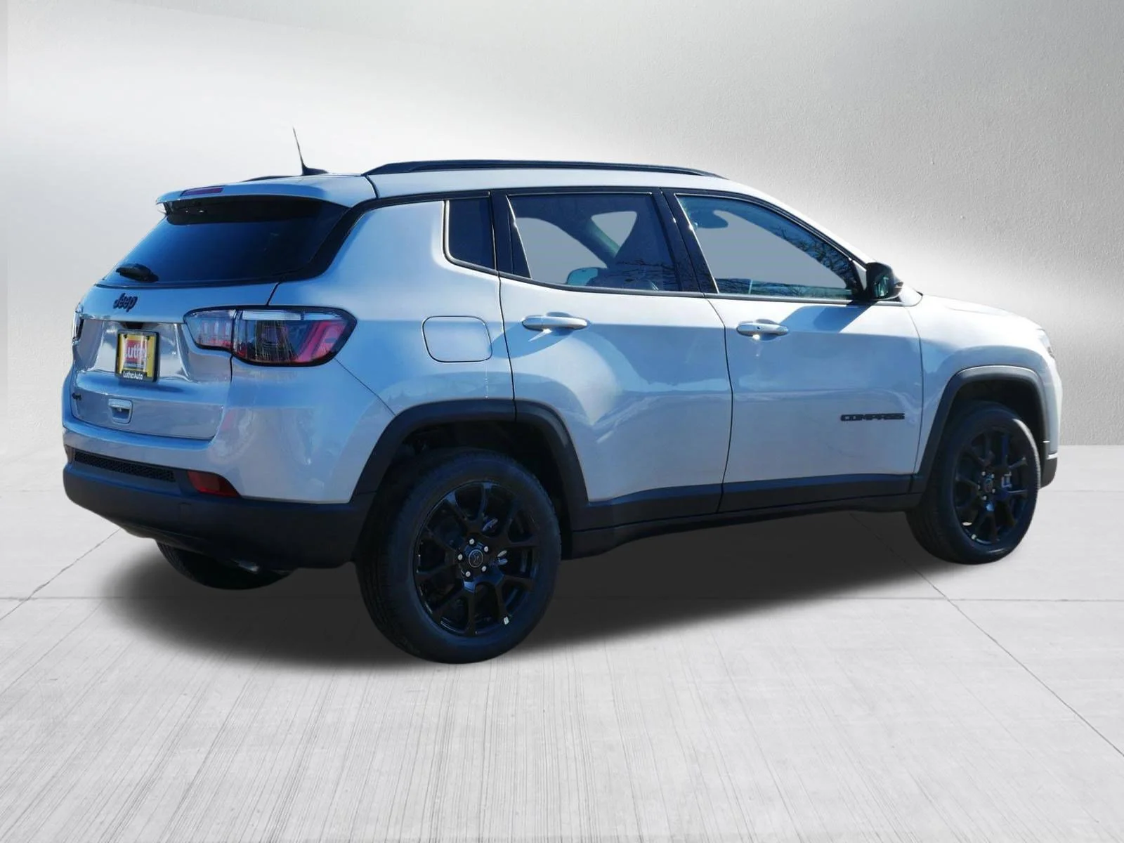 New 2026 Silver Zynith Metallic Clear-Coat Exterior Paint Jeep Latitude Altitude image 7