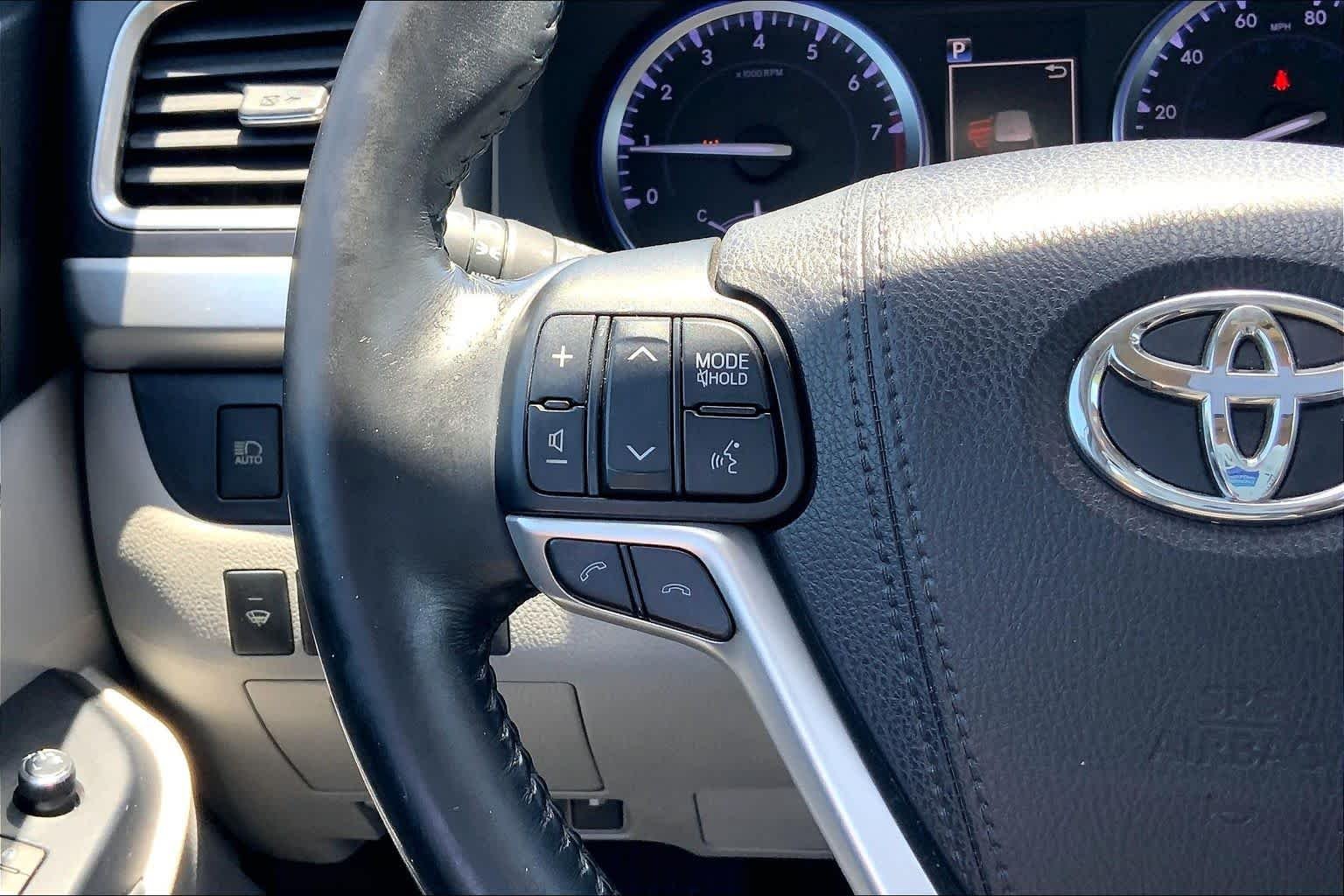 Used 2018 Celestial Silver Metallic Toyota XLE image 24
