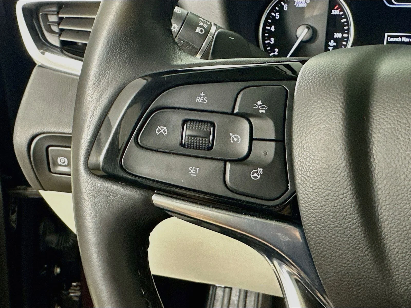 Used 2022 Red Buick  image 18