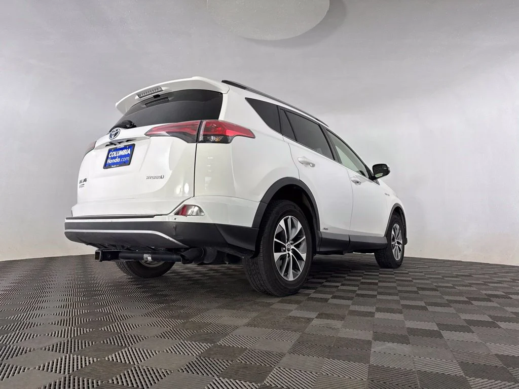Used 2018 White Toyota LE image 9