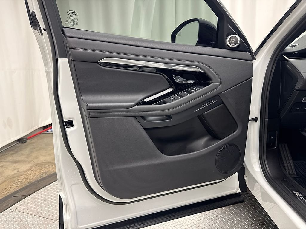 Used 2023 Fuji White Land Rover R-Dynamic SE image 34