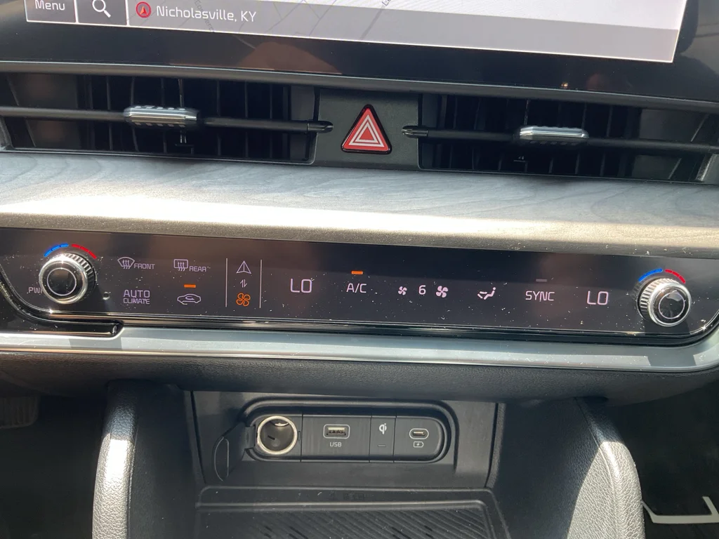 Used 2024 Glacial White Pearl Kia X-Line image 23