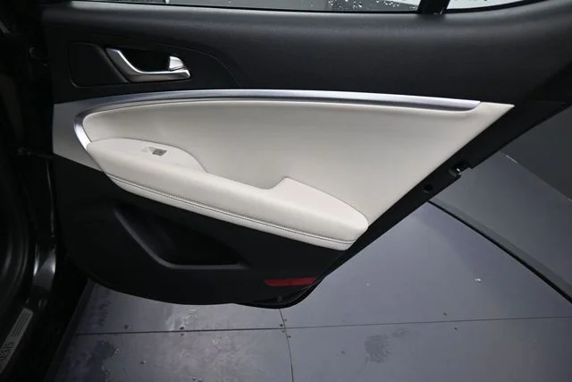 Used 2025 Black Genesis 2.5T image 15
