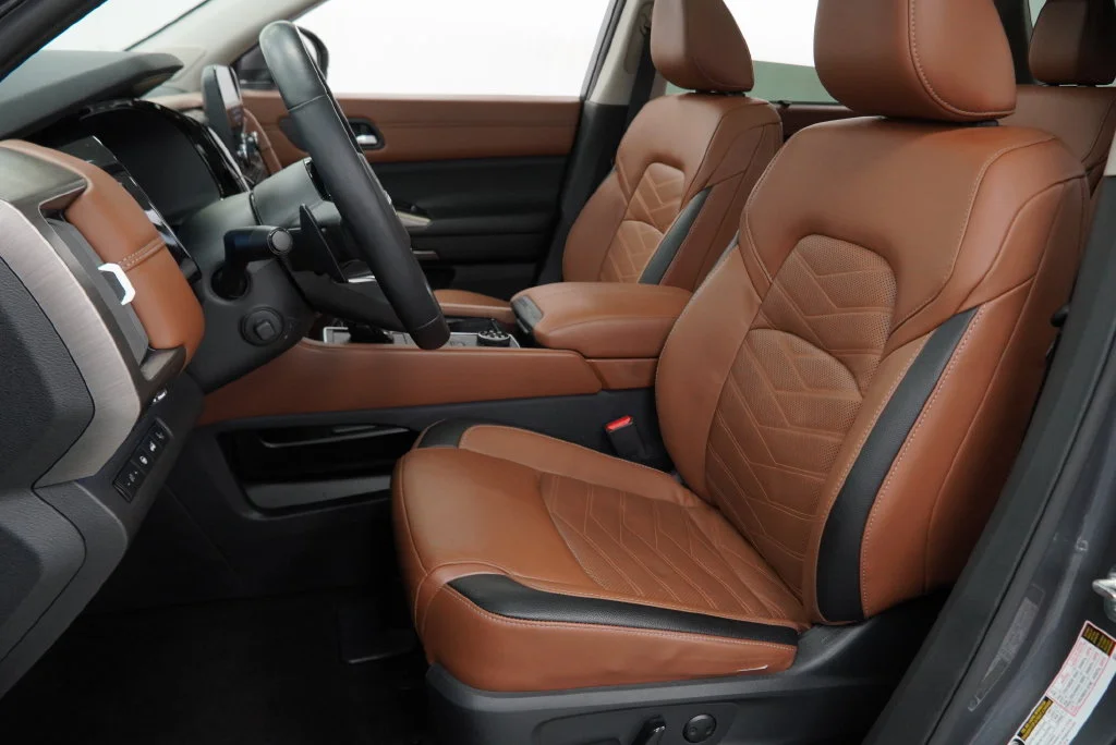 Used 2024 Gray Nissan Platinum image 4