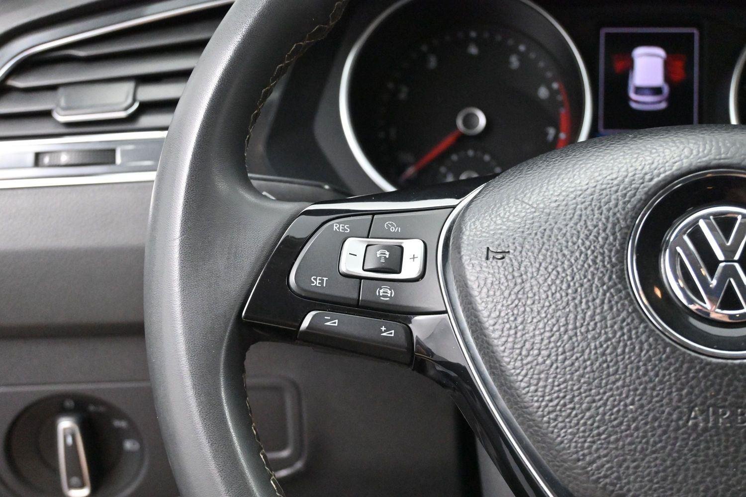 Used 2021 Platinum Gray Metallic Volkswagen SE image 17