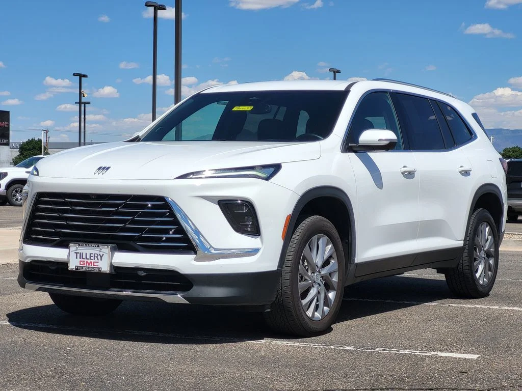 Used 2025 Summit White Buick Preferred image 4