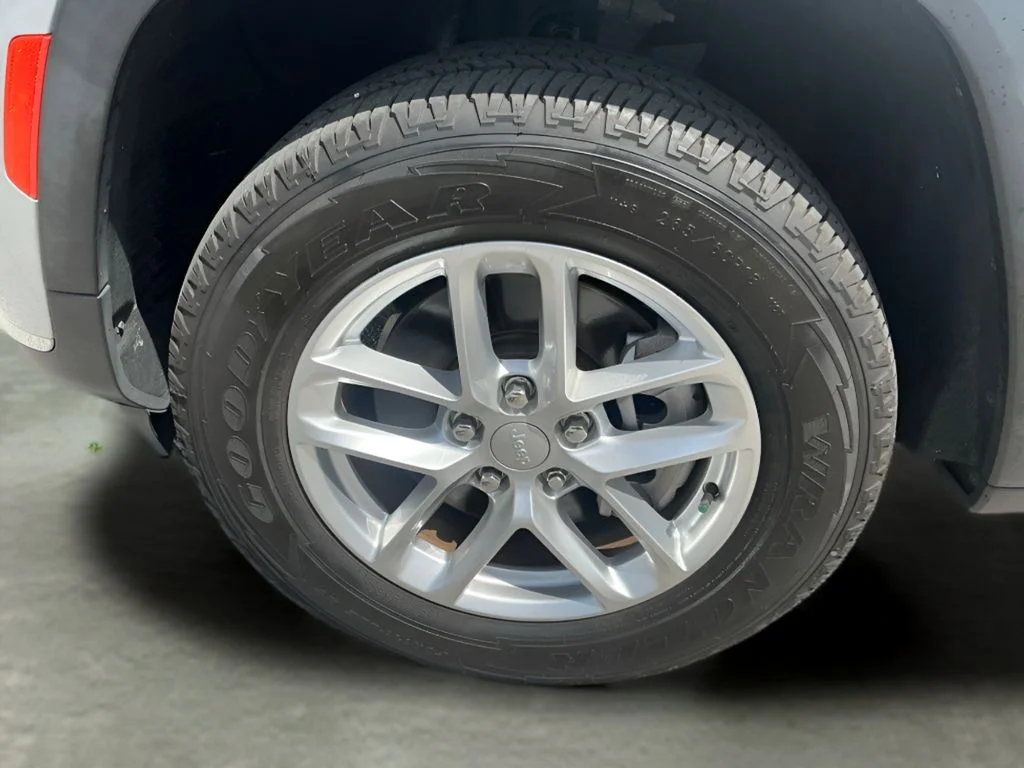 Used 2021 Silver Jeep Laredo image 35