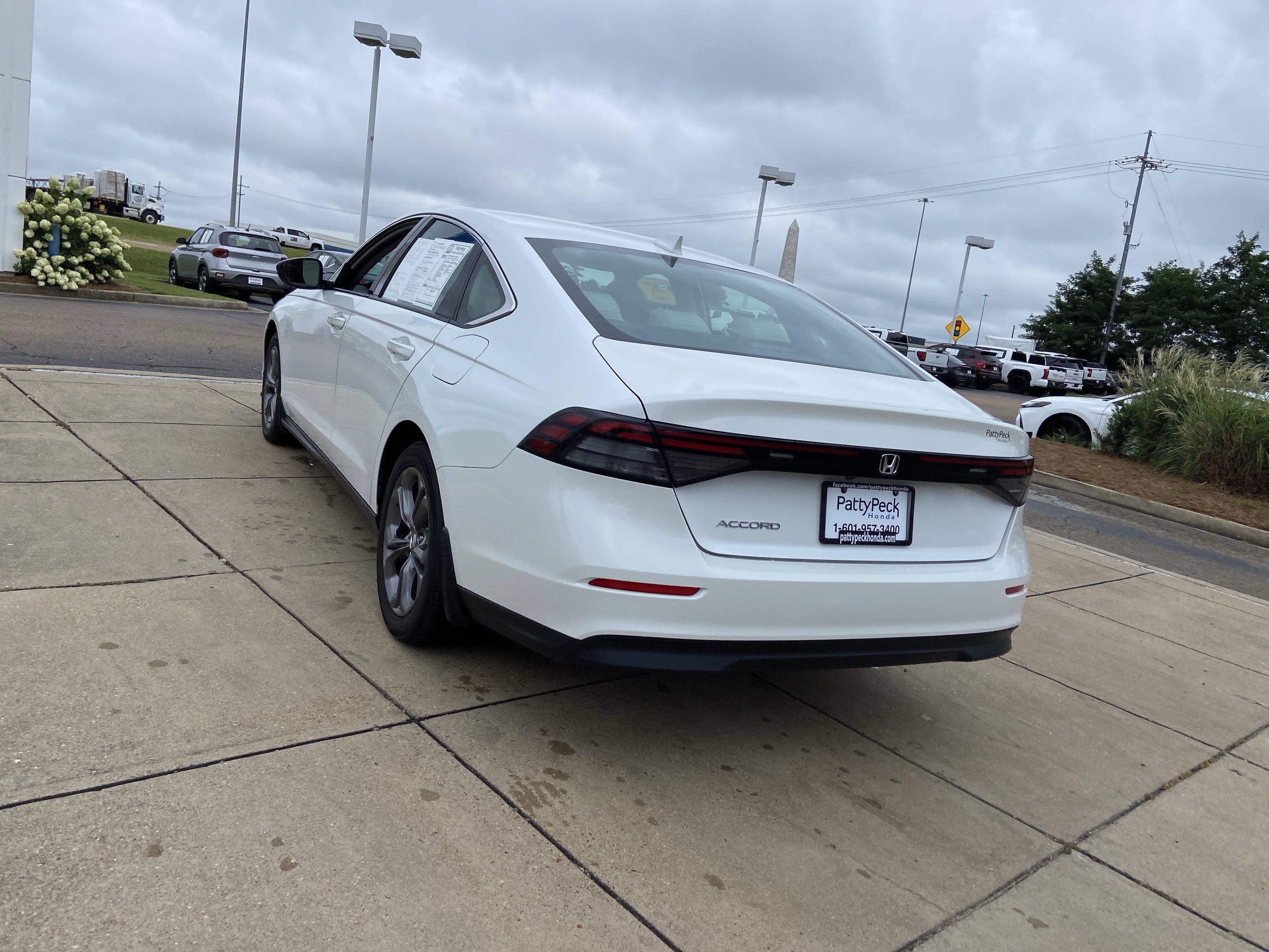 Used 2023 Platinum White Pearl Honda EX image 4