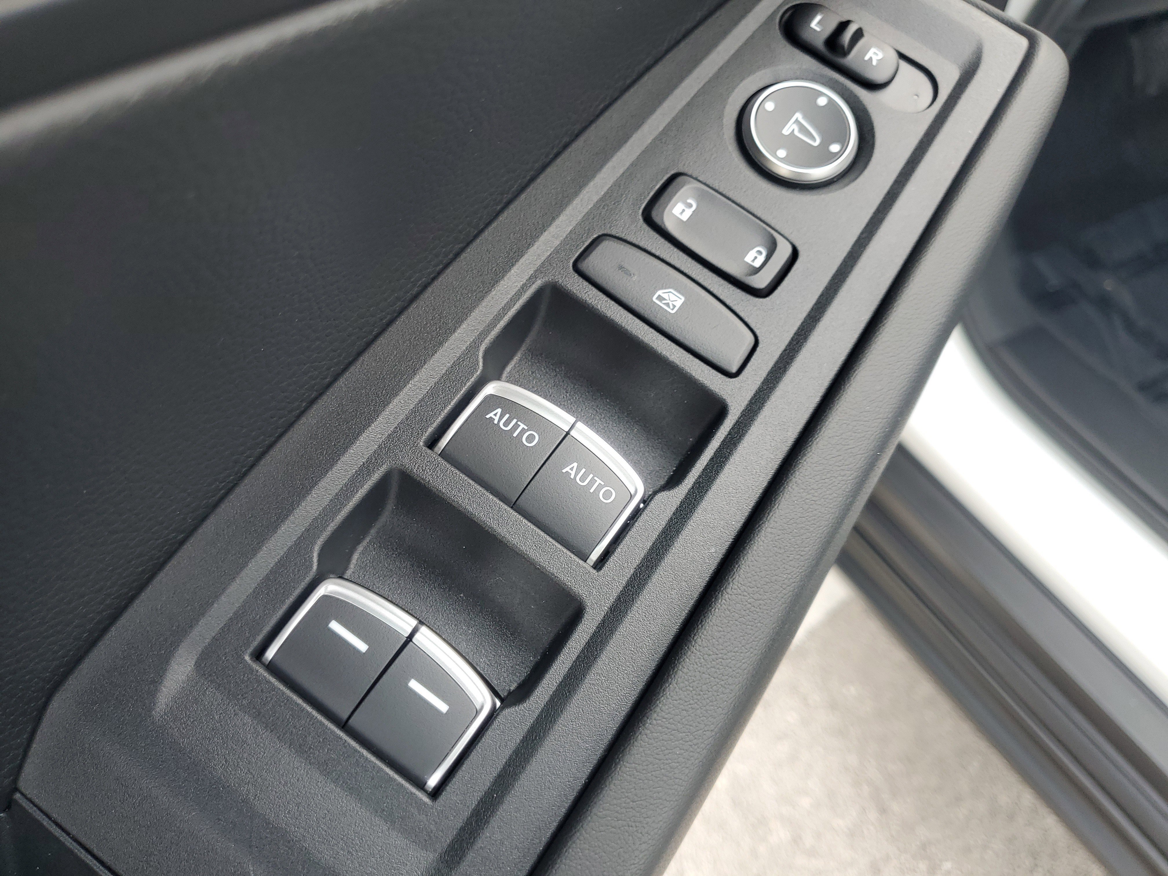Used 2025 Platinum White Pearl Honda LX image 31