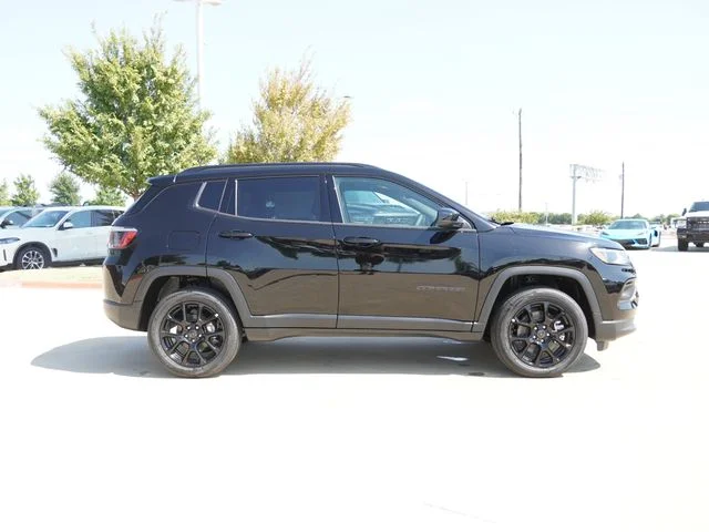 New 2026 Diamond Black Crystal Pearl-Coat Exterior Paint Jeep Latitude image 11