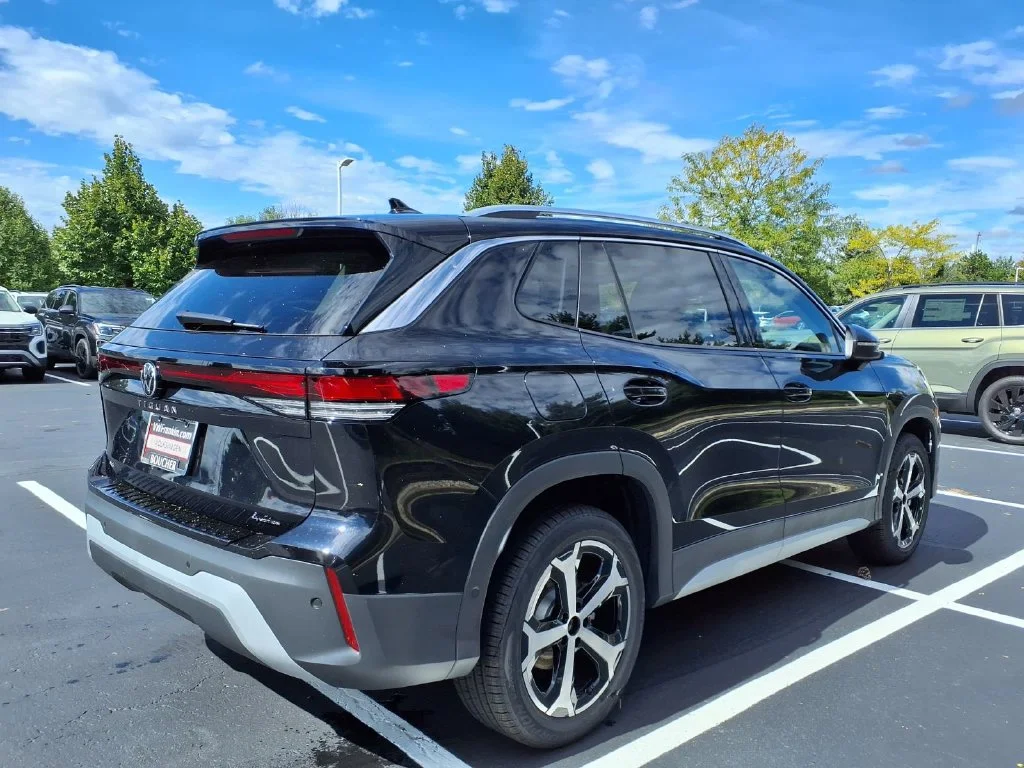 New 2026 Deep Black Pearl Volkswagen SE image 2