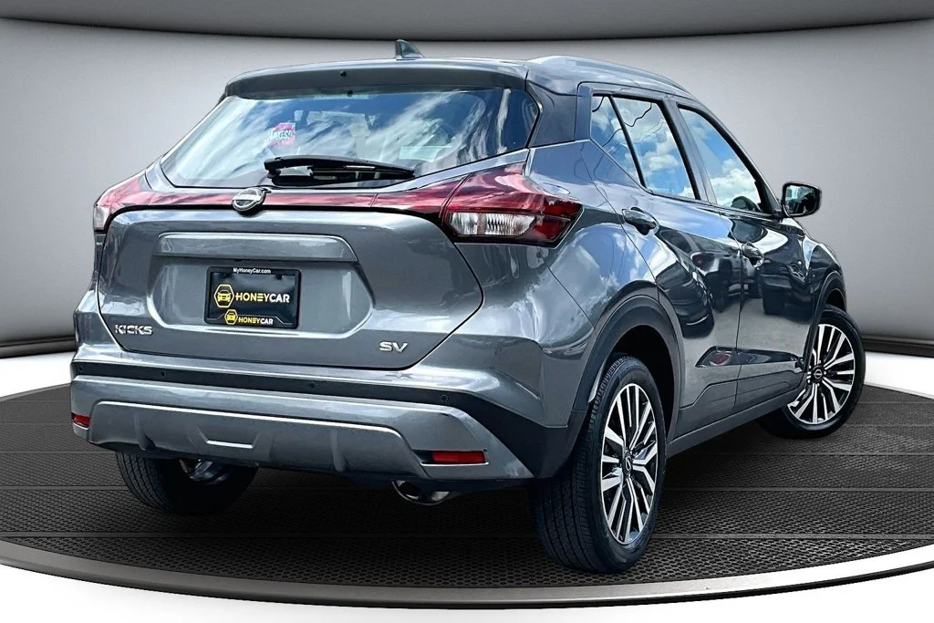 Used 2022 Gray Nissan SV image 6