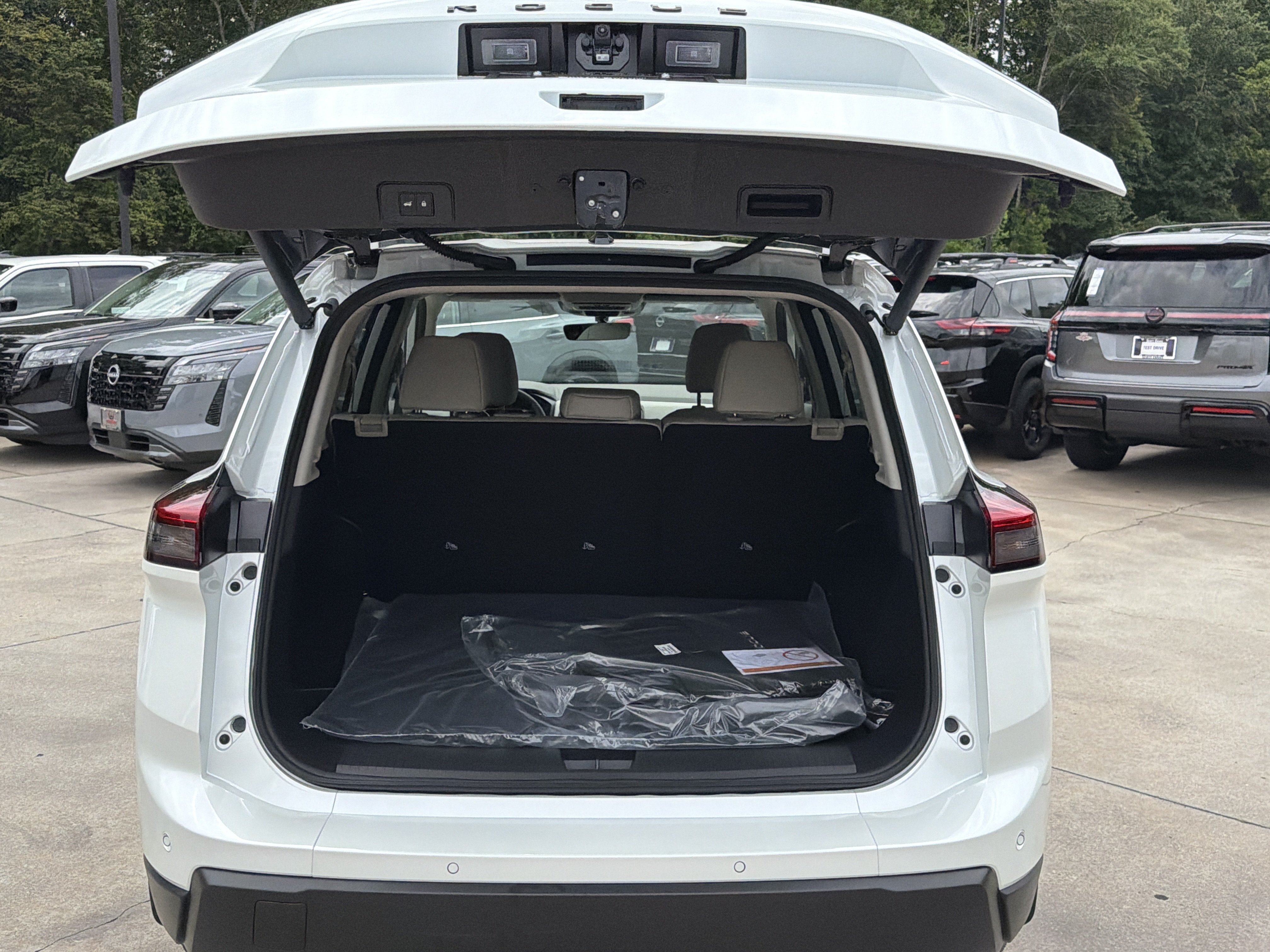 New 2026 Everest White Pearl Tricoat Nissan Dark Armor image 19