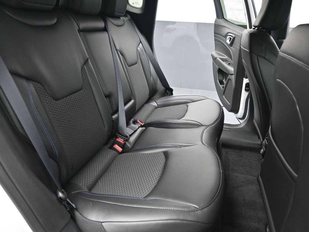 New 2026 Bright White Clearcoat Jeep Latitude image 25