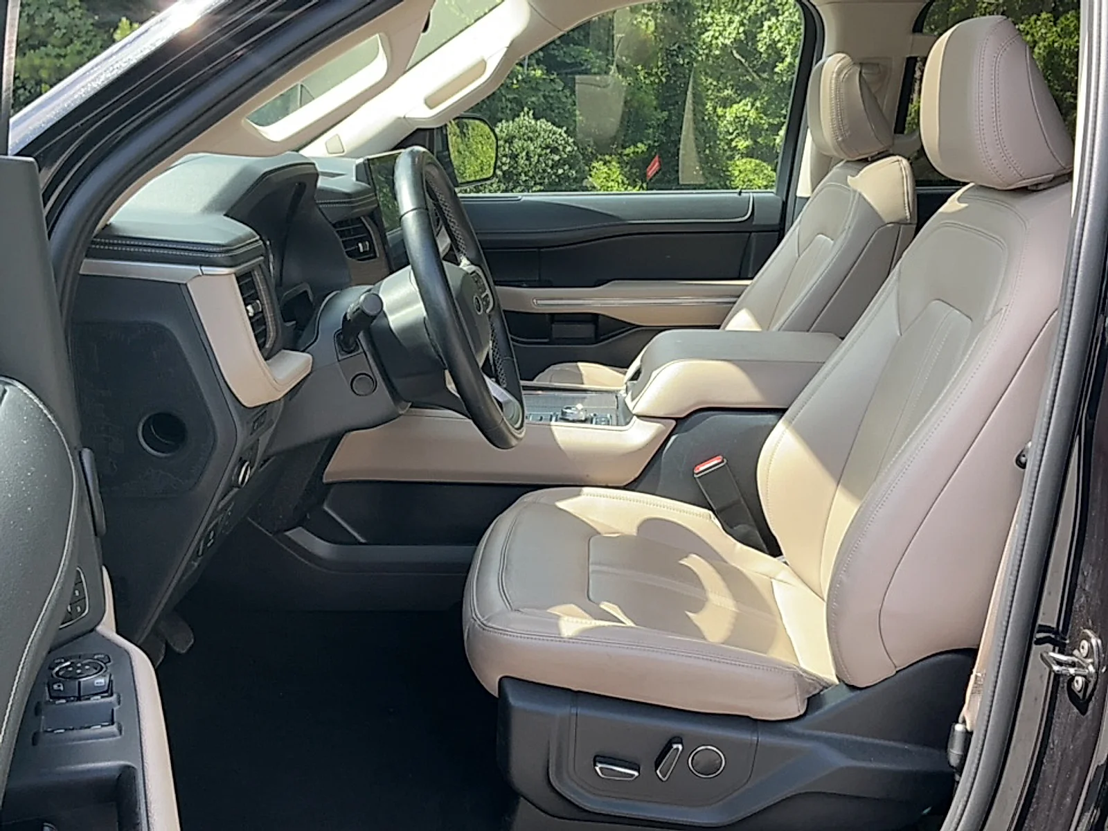 Used 2024  Ford Limited image 13