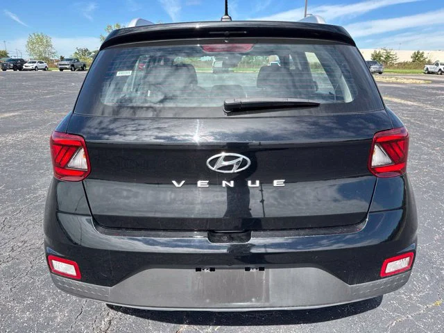 Used 2025  Hyundai SEL image 5