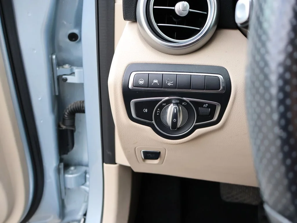 Used 2018 Diamond Silver Metallic Mercedes-Benz GLC 300 image 35