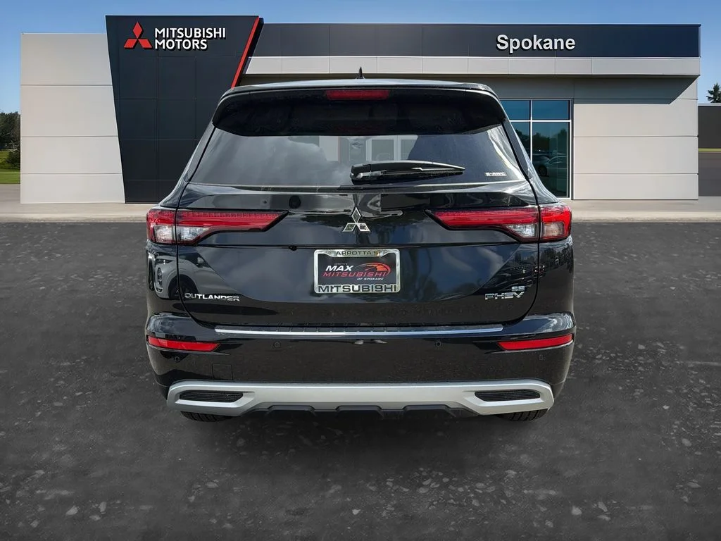 New 2025 Black Diamond Mitsubishi SE image 5