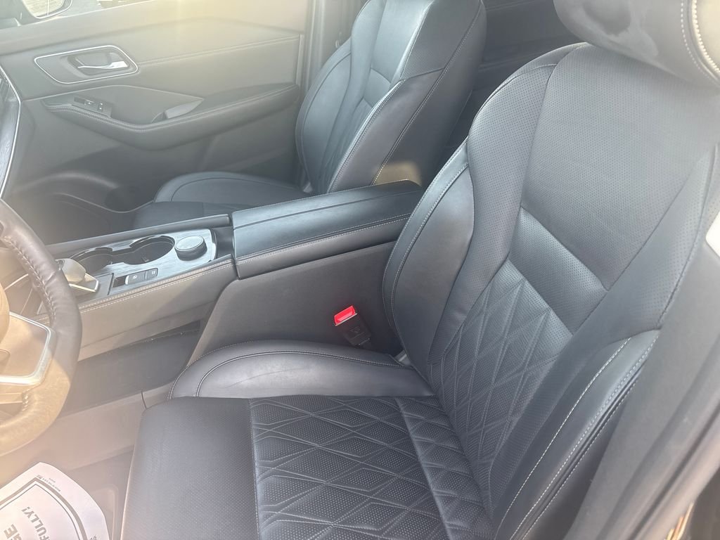 Used 2023 Black Nissan Platinum image 12