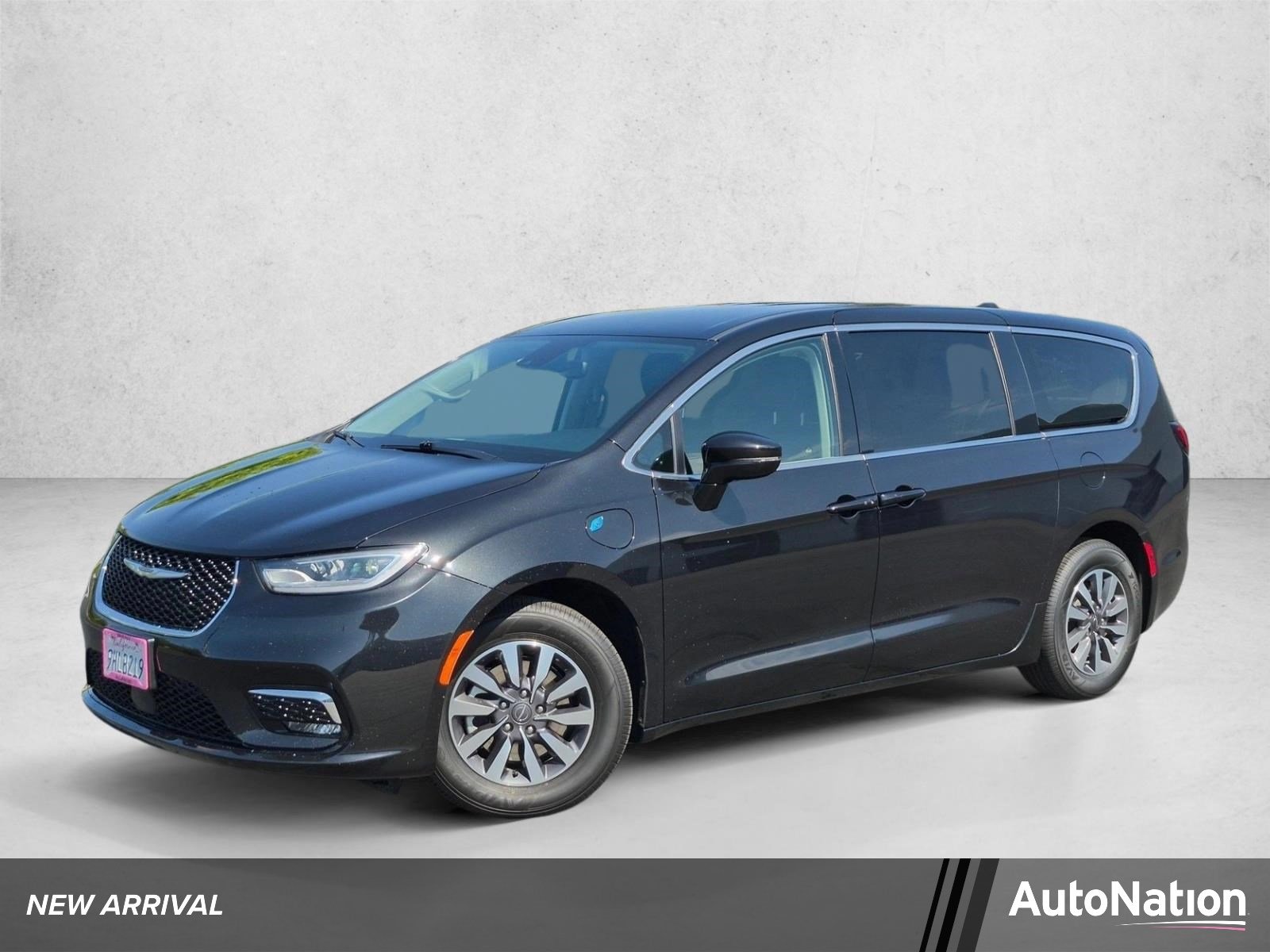 Used 2022 Brilliant Black Crystal Pearlcoat Chrysler Hybrid Touring L image 1