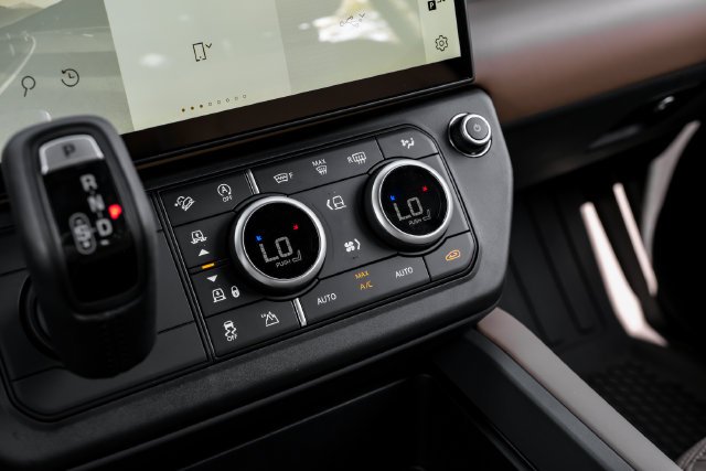 New 2026 Santorini Black Land Rover X-Dynamic SE image 29