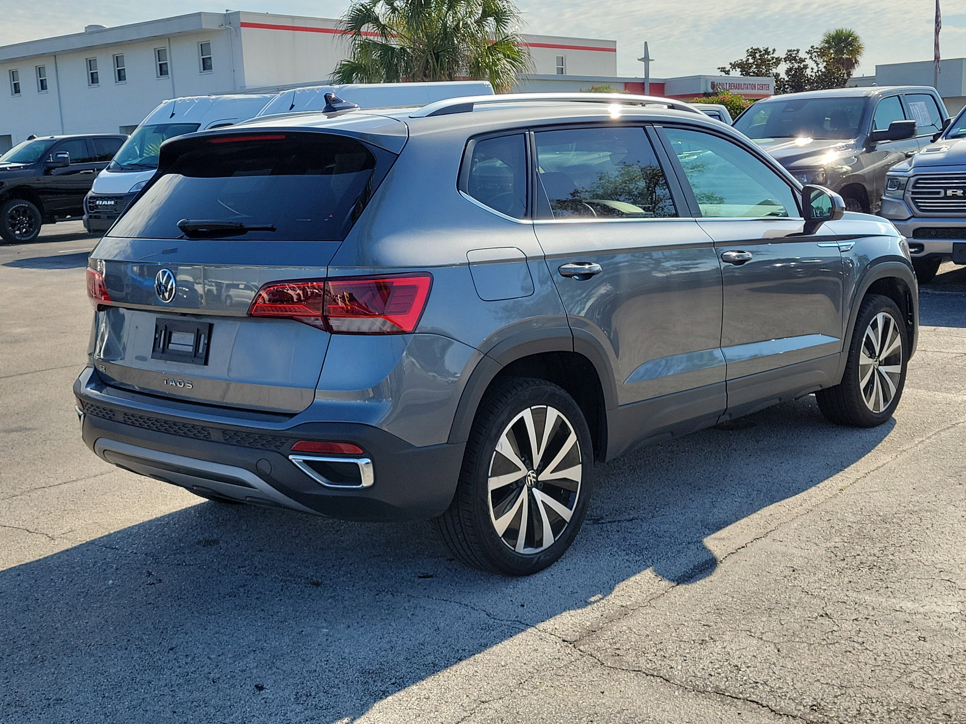 Used 2023  Volkswagen SE image 6