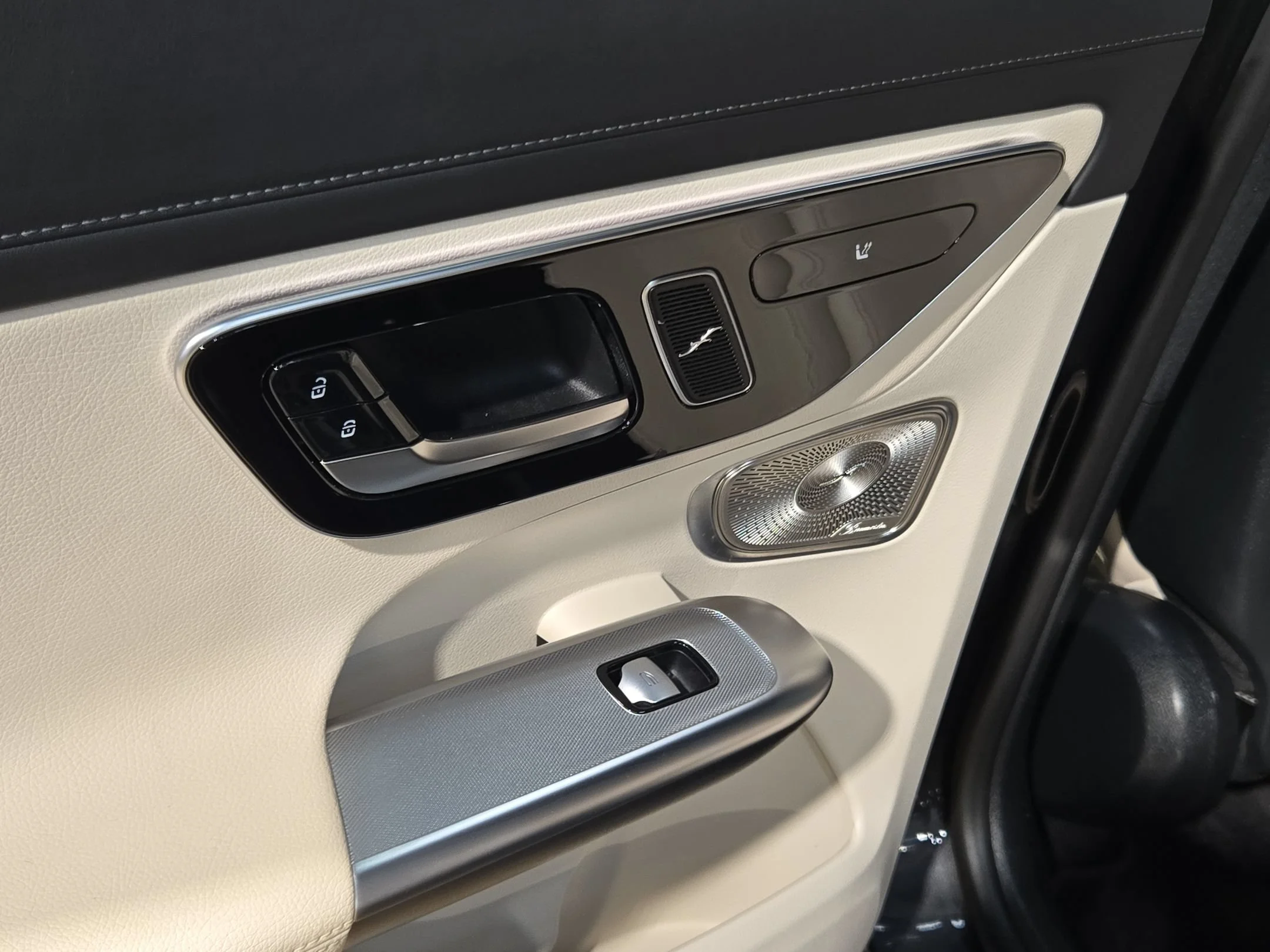 Used 2024 Graphite Grey Metallic Mercedes-Benz GLC 300 image 35