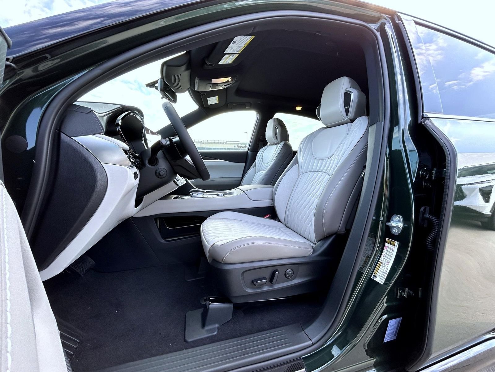New 2027 2T DEEP EMRD INFINITI Autograph AWD image 10