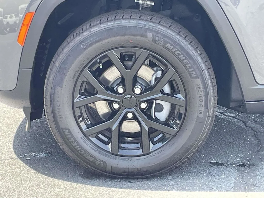 New 2026 Baltic Gray Metallic Clear-Coat Exterior Paint Jeep Altitude image 11