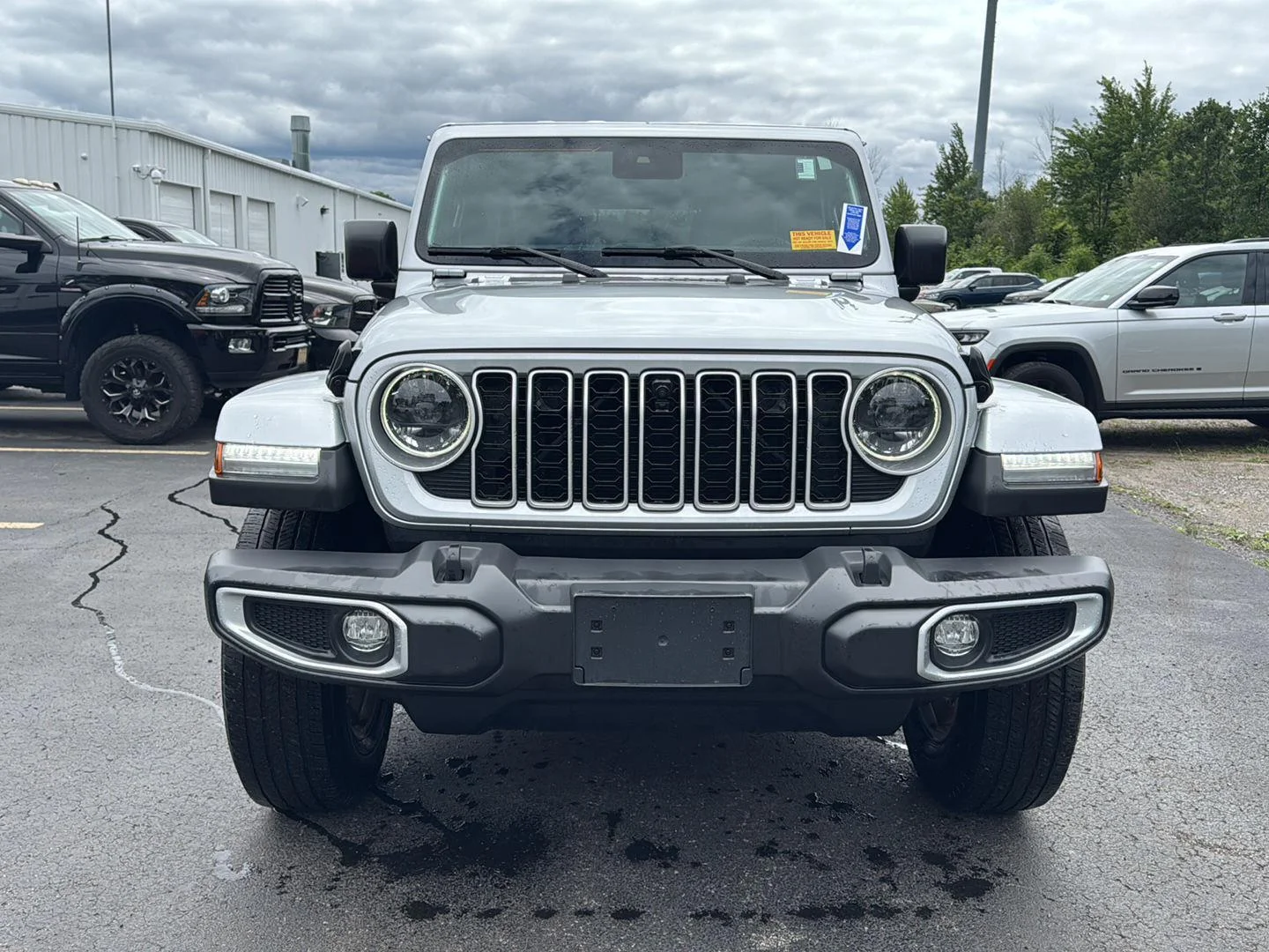 Used 2024 Silver Zynith Clearcoat Jeep Sahara image 6
