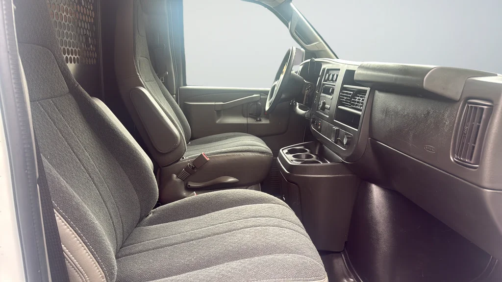 2025 GMC Savana Cargo Work Van - Photo 19